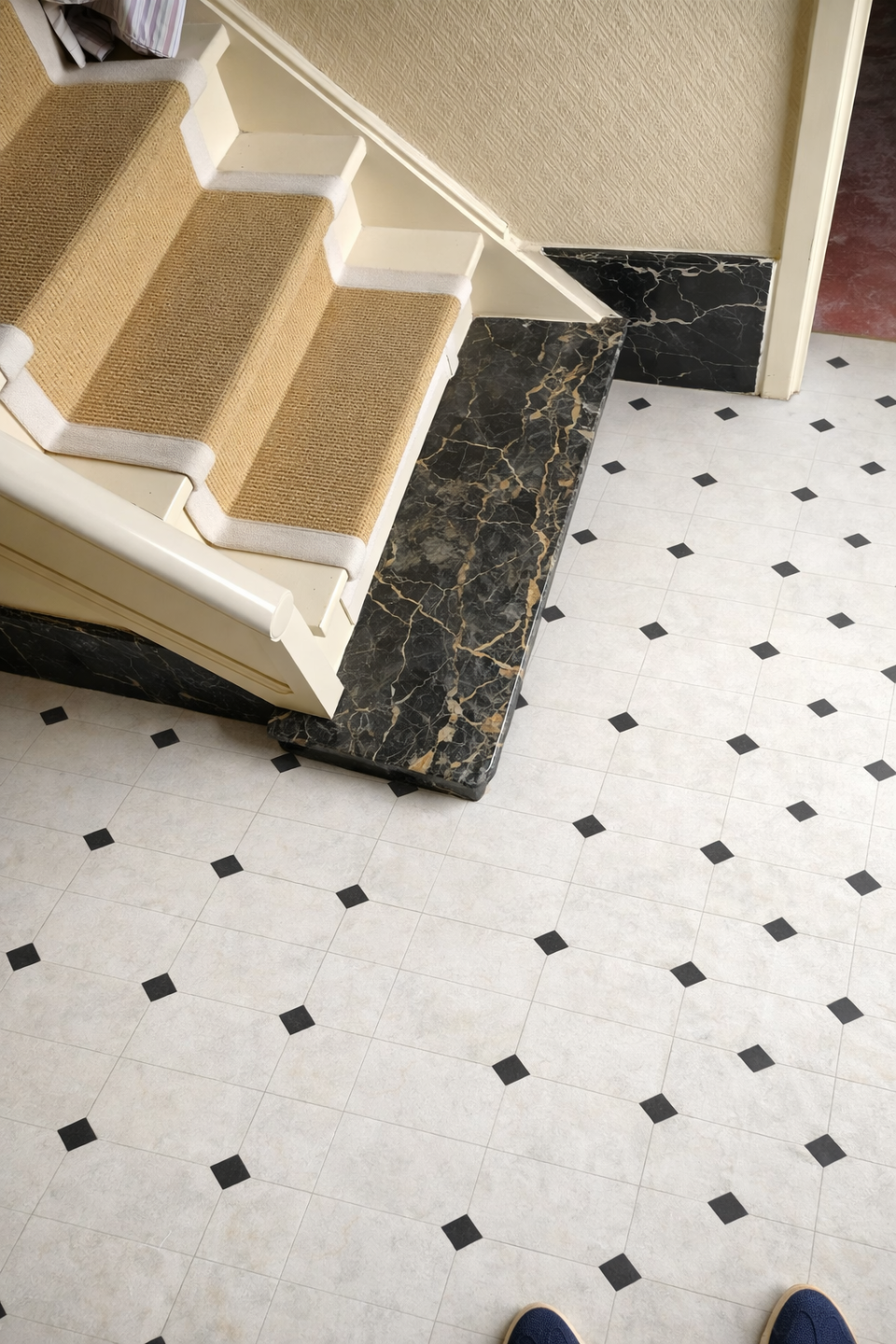 Sfeervolle hal met marmeren trap.png