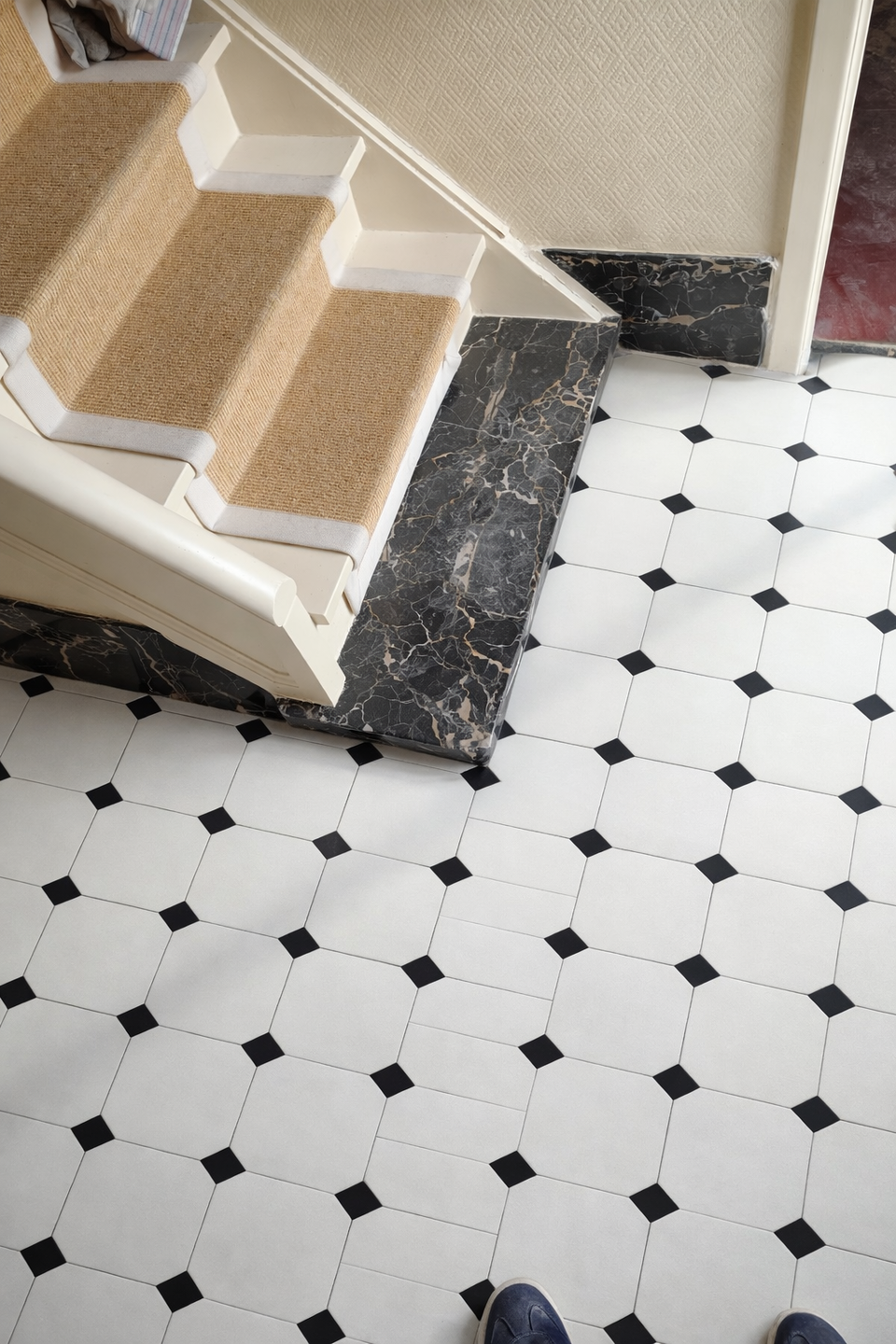 Nieuwe vloer met zwart-witte tegels.png